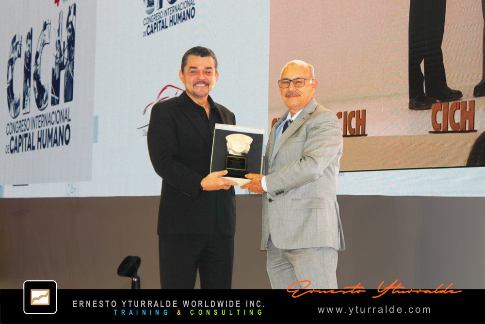 Ernesto Yturralde recibiendo reconocimiento internacional en México como facilitador de Team Building experiencial
