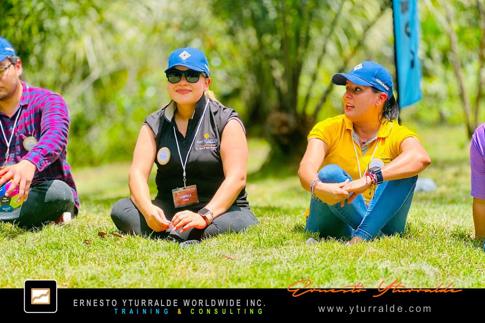Team Building Max LATAM para trabajo en equipo y liderazgo en cuerdas bajas